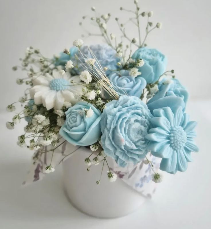 Bouquet de flores de cera en tonos azules y blancos