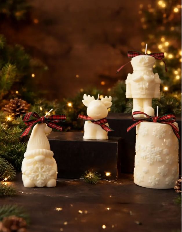 Figuras navideñas de cera blanca: gnomo, reno y árbol