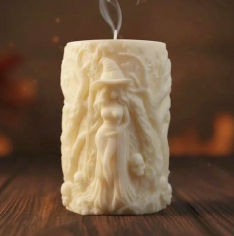 Vela pilar con figura en relieve