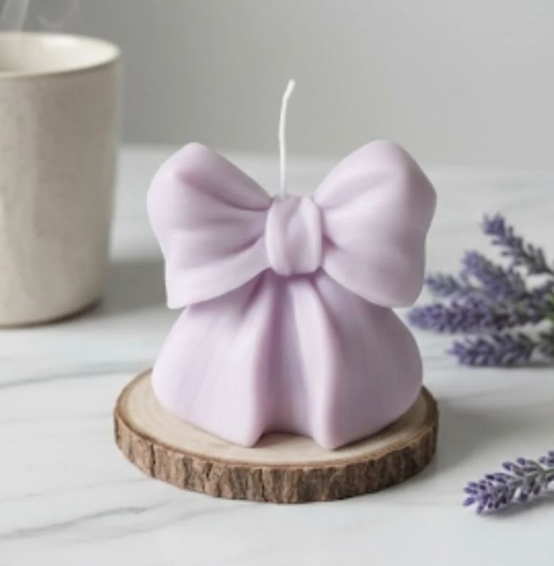 Vela decorativa con forma de lazo lila