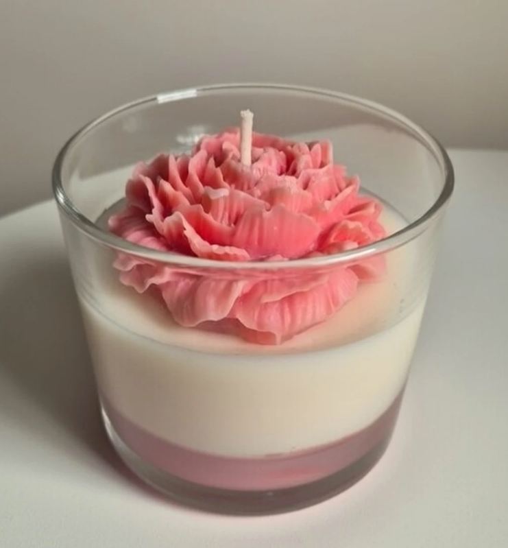 Vela de vaso con una flor de cera rosa hecha a mano